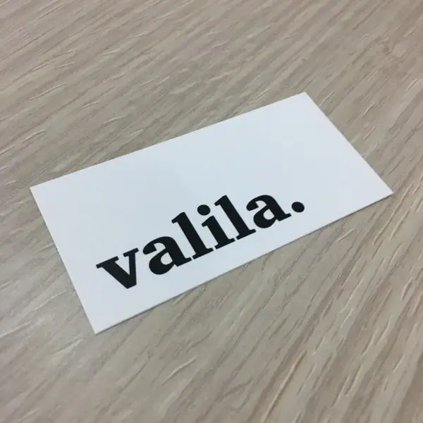Etiqueta blanca con letras negras.