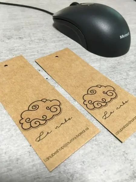 Etiqueta de cartón Kraft con logo en el centro.